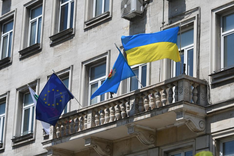 Хайде, махайте украинските знаменца от реверите - ще ви простим!